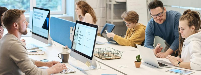 biuro rachunkowe Wrocław — księgowy przy biurku z dokumentami i laptopem